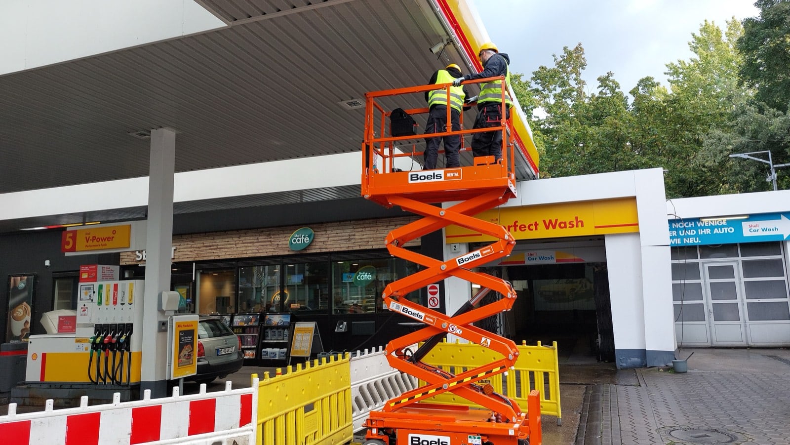 OSP-Systems Techniker installieren Videoüberwachung an einer Shell Tankstelle in Berlin