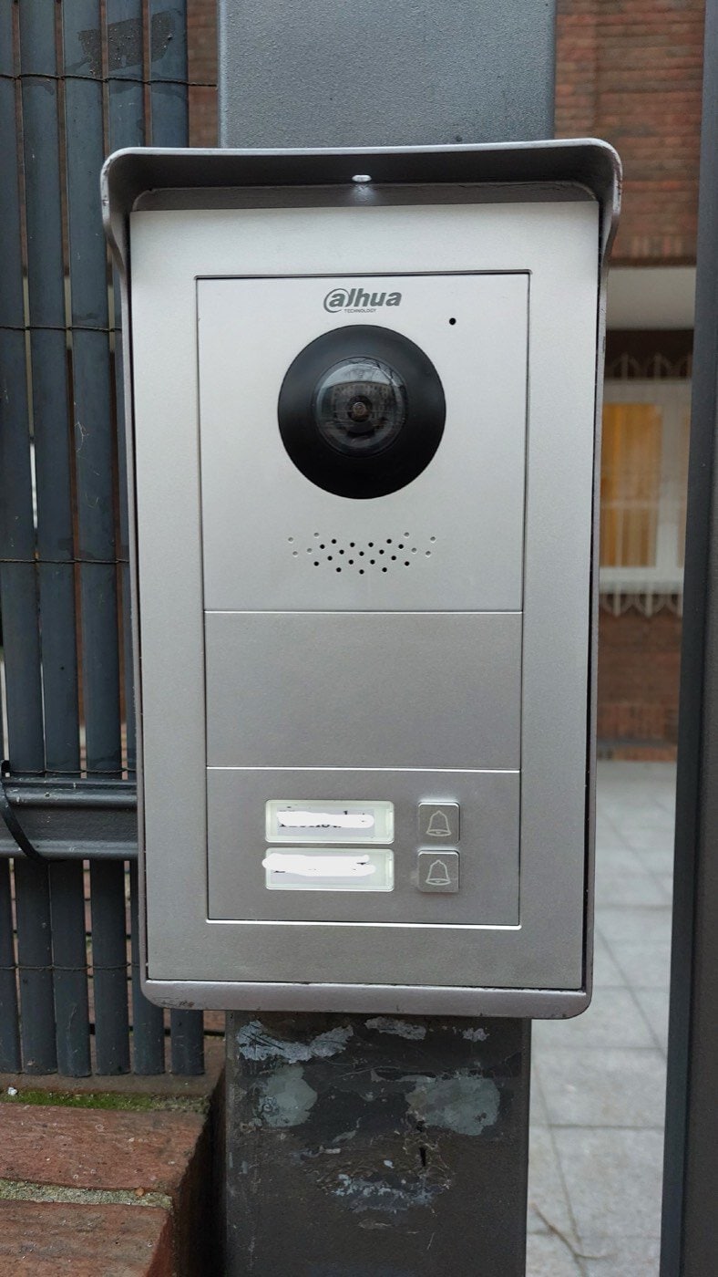 Dahua Video-Türsprechanlage an einem Wohnhaus in Berlin