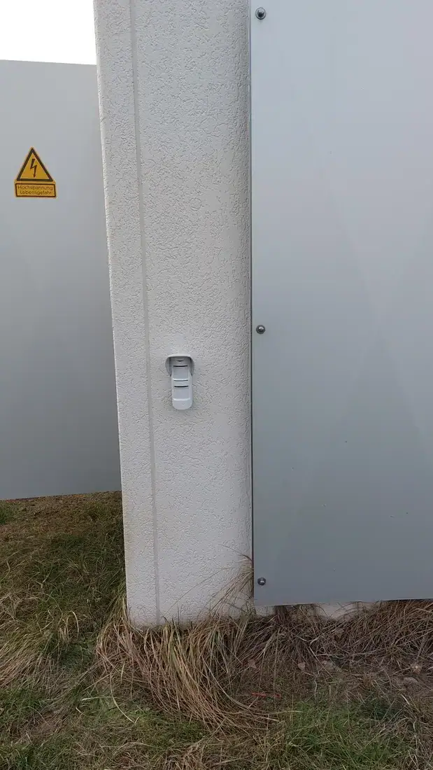 Außen-Bewegungsmelder an einem Pfeiler