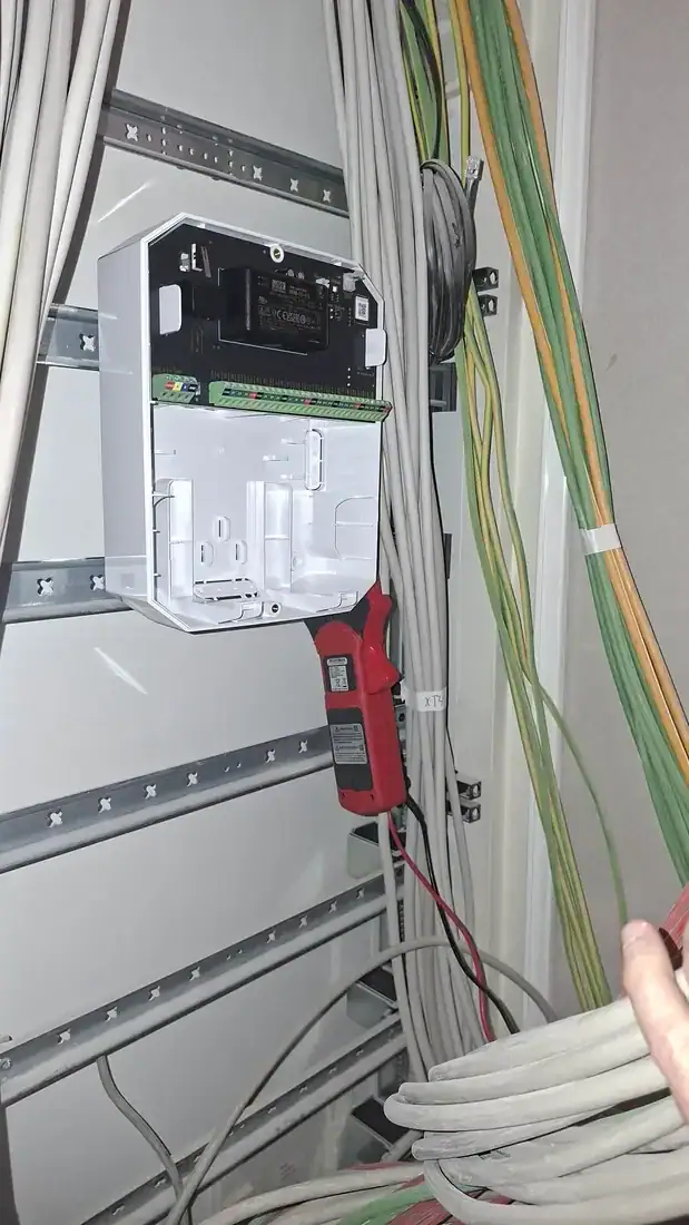 Installation eines Ajax Funk-Übertragungsmoduls im Verteilerschrank