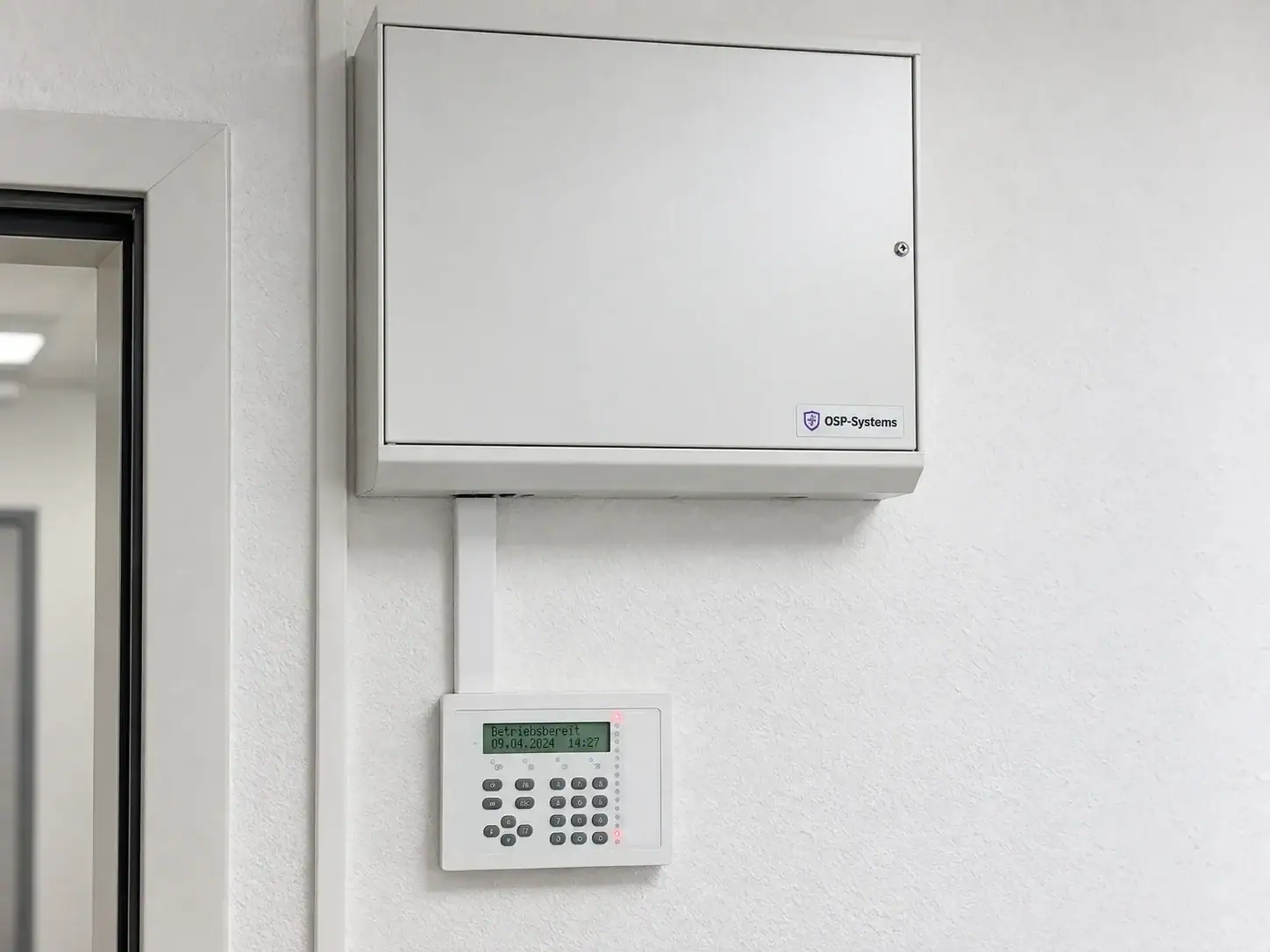 OSP-Systems Alarmzentrale mit Bedienteil an der Wand