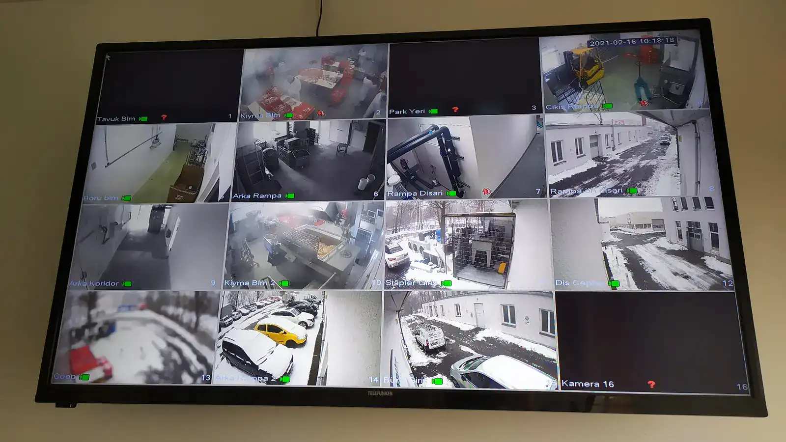 Live-Ansicht einer OSP-Systems Videoüberwachungsanlage mit 16 Kameras auf einem Monitor