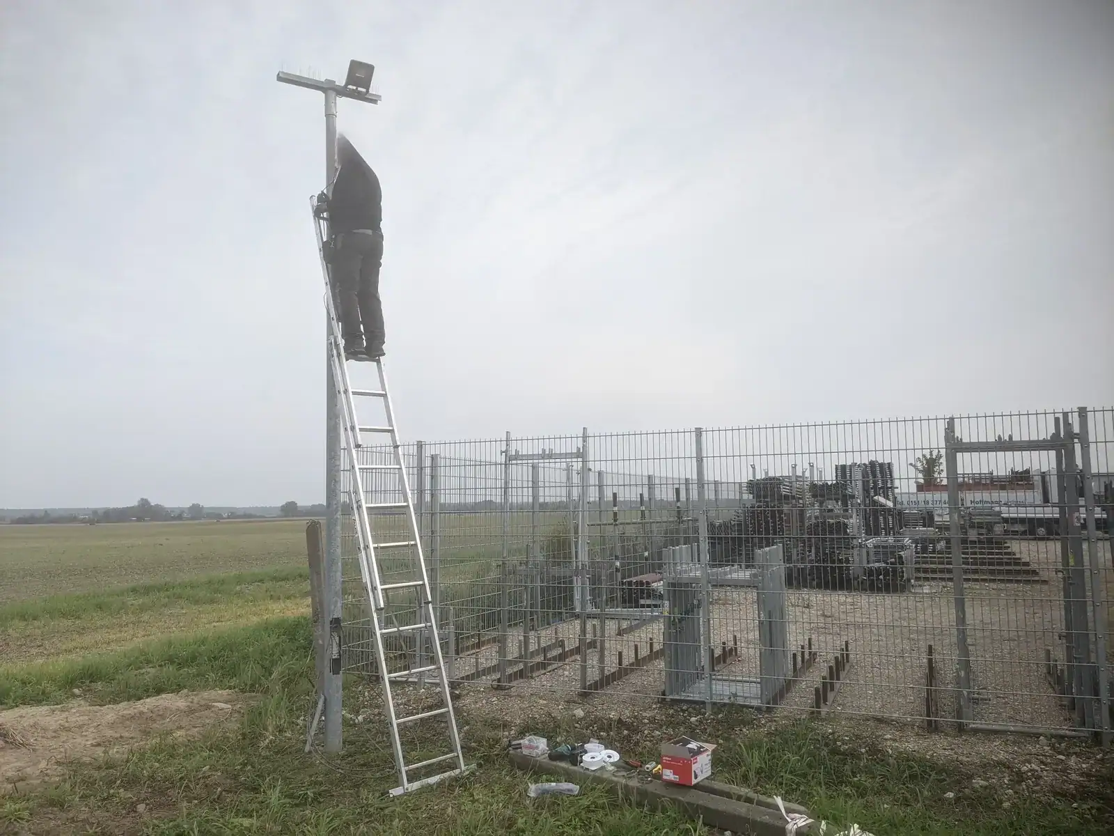 OSP-Systems Techniker montiert eine LTE-Überwachungskamera auf einem abgelegenen Grundstück