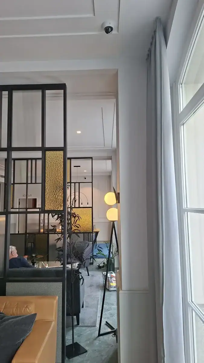 Dome-Kamera in der Lobby eines Berliner Hotels